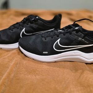 Mens Size 10.5 Nike Down Shifter Running Shoes